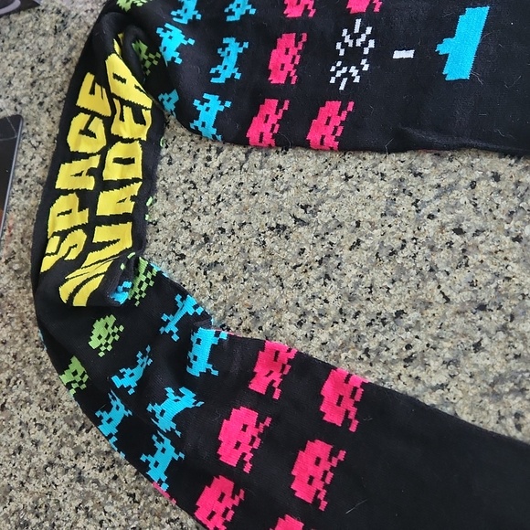 Space Invaders, Atari, Gamer, scarf, black, yellow, alien, pink, blue, f… - Picture 9 of 9
